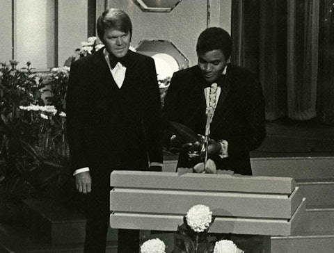 Charley Pride accepts the Country Music Association Entertainer of the Year award from Glen Campbell, 1971.