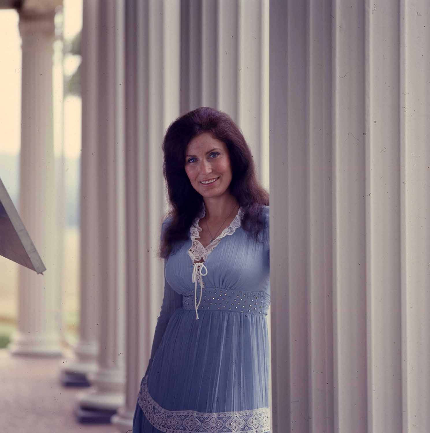 Loretta Lynn at home in Hurricane Mills, Tennessee, in 1976. Photo by Leonard Kamsler.