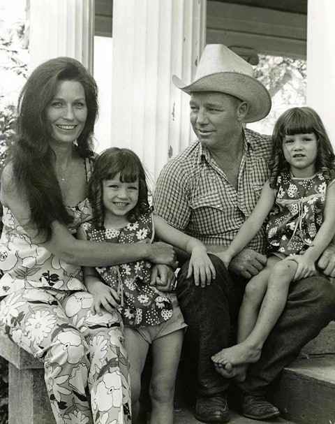 Loretta Lynn and husband Mooney with twin daughters Patsy (on Loretta’s lap) and Peggy, 1969.