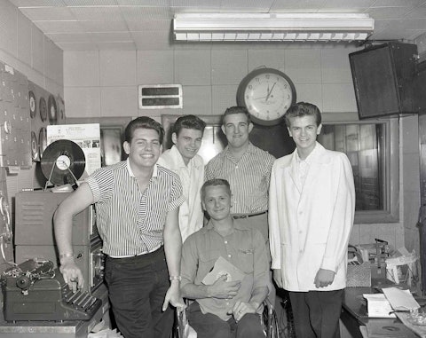 Ralph Emery (standing, center) with the Everly Brothers on either side of him, an unidentified young man standing at left, and disc jockey colleague Bill Morgan (seated) at Nashville radio station WMAK, 1957. Photo by Elmer Williams.