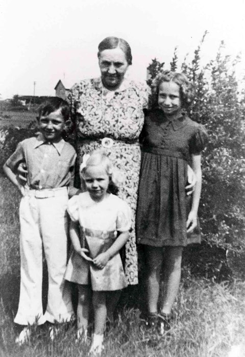 Willie Nelson (left) with his grandmother Nancy Nelson; his sister Bobbie Nelson (right); and an unidentified girl, Abbott, Texas, early 1940s