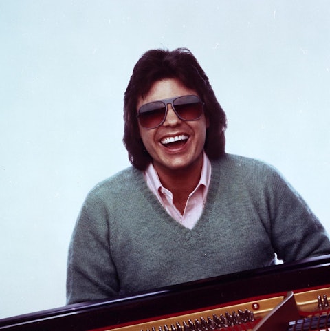 Ronnie Milsap in a photo used for the cover of his 1983 album Keyed Up. Photo by Walden S. Fabry Studios.