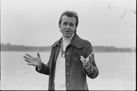 Bill Anderson at Tennessee’s Old Hickory Lake, 1975. Photo by Raeanne Rubenstein