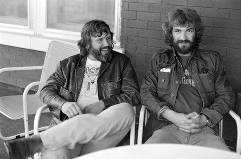 Kris Kristofferson and bandmate Donnie Fritts, 1975. Photograph by Raeanne Rubenstein.