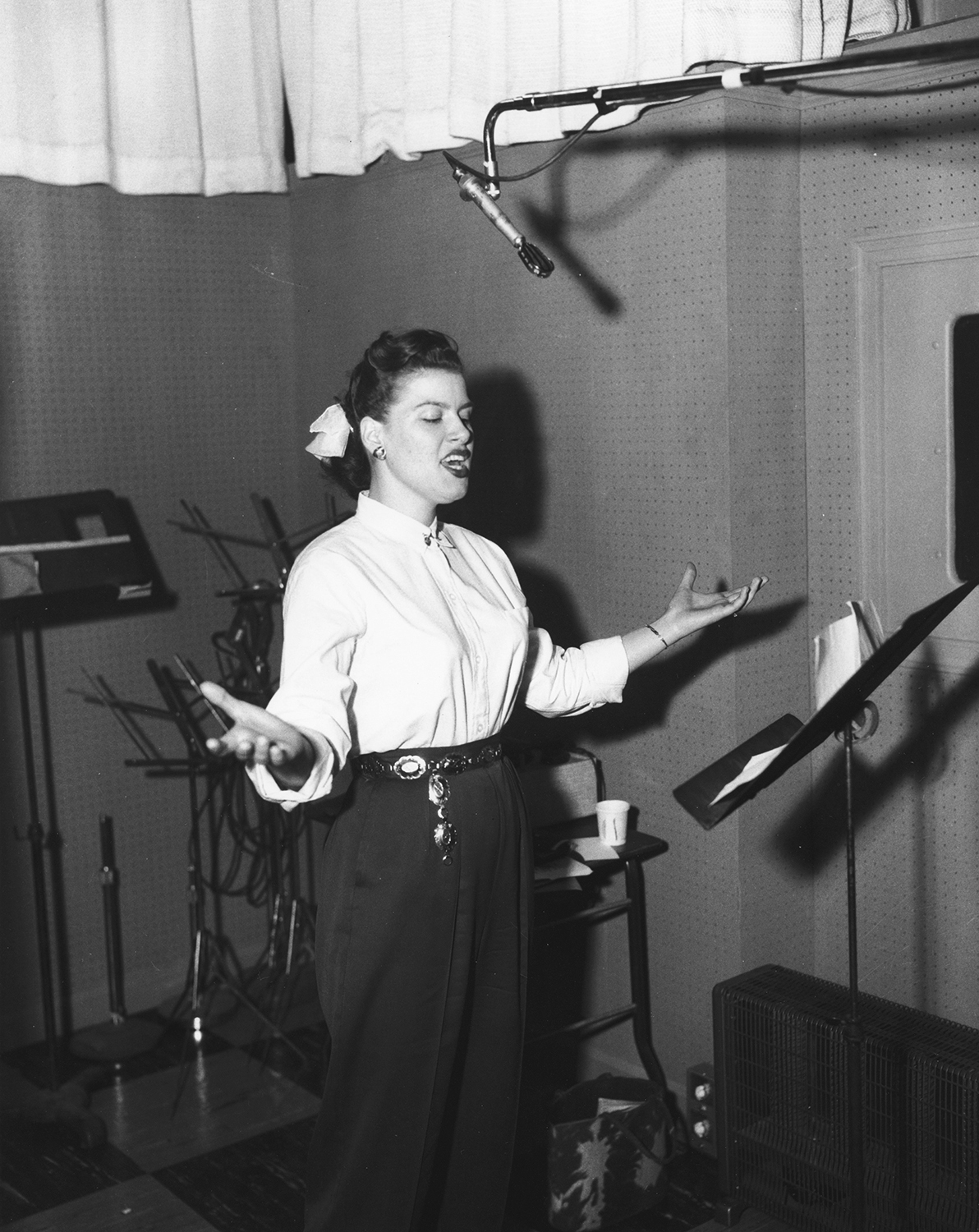 Patsy Cline singing in studio